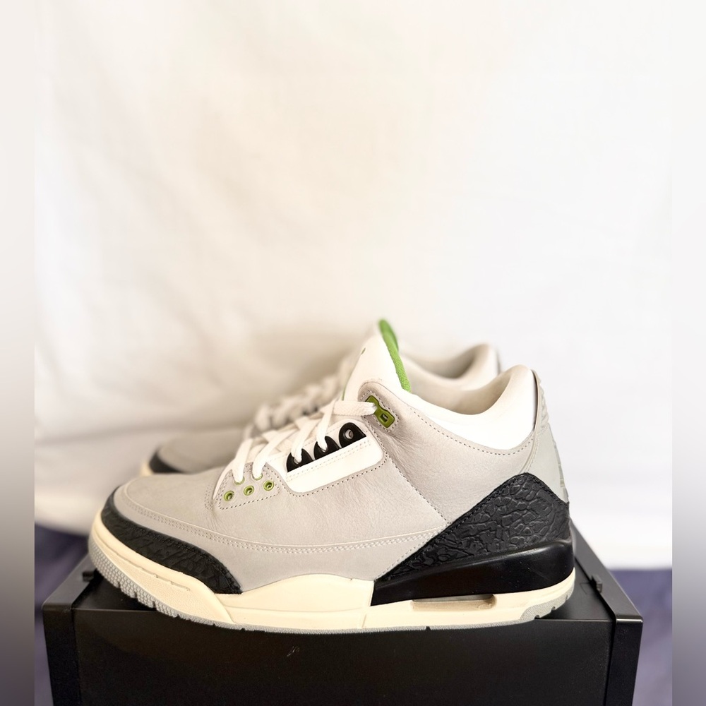 AUTHENTIC Jordan 3 Retro “Chlorophyll” size 9.5 136064-006 2018 PRE-OWNED - Picture 2 of 7